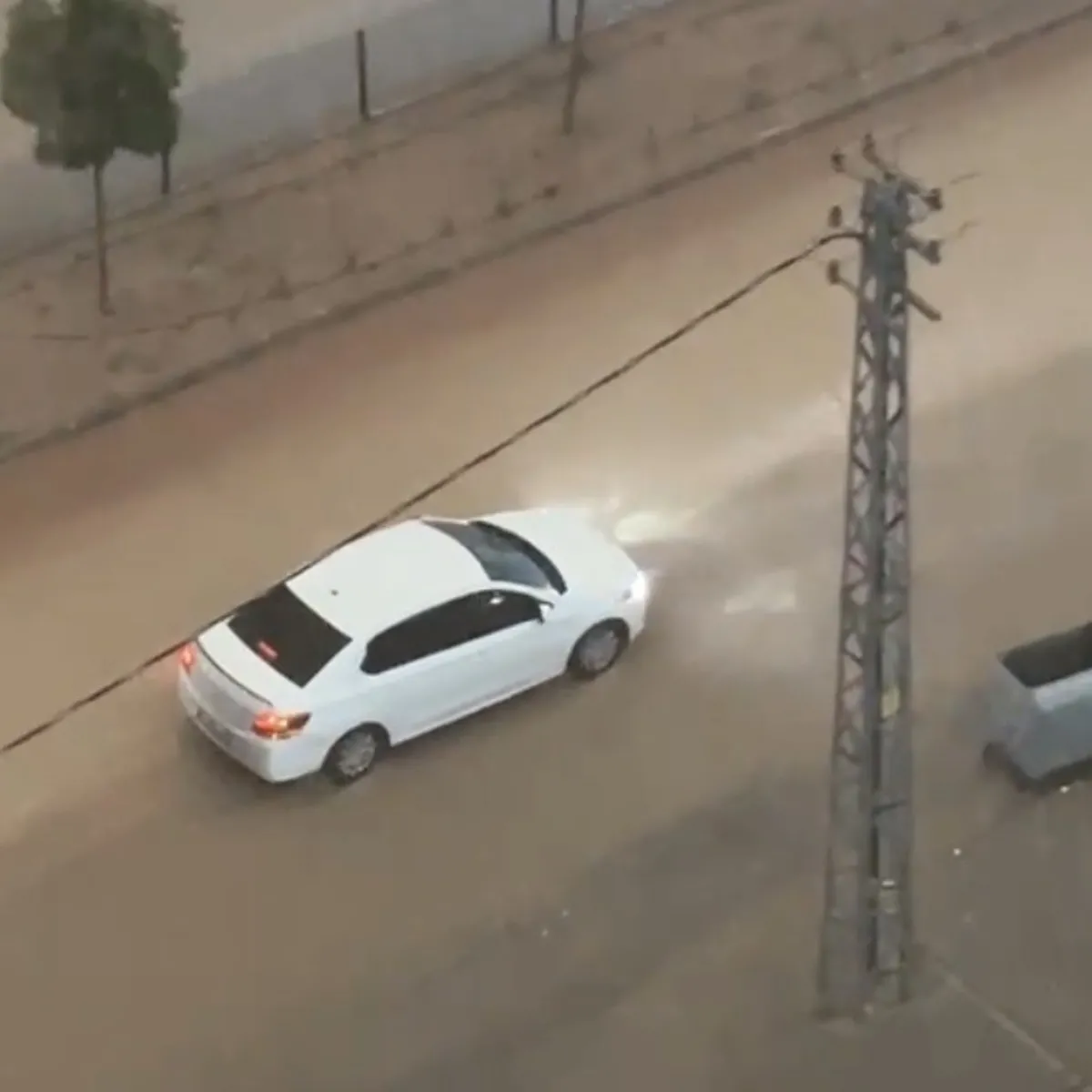 Adıyaman Besni'de Sağanak Sele Dönüştü: Yollar Göle Döndü