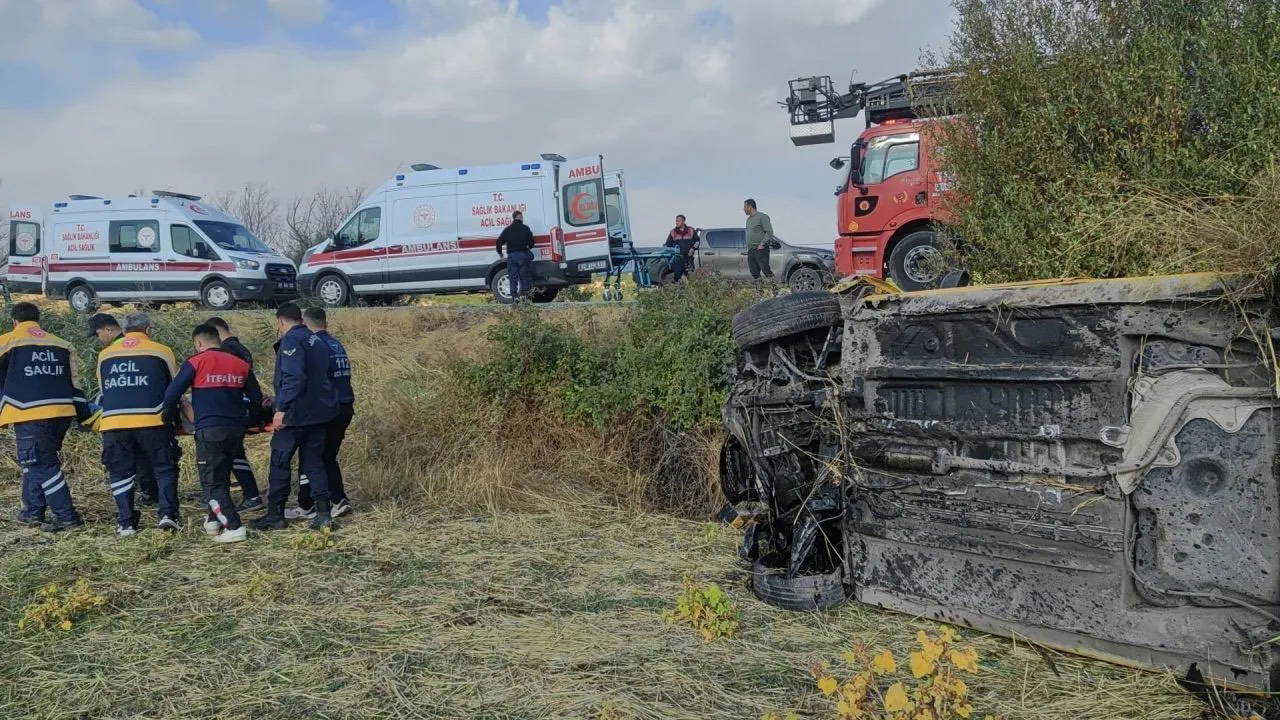Adıyaman Gölbaşı'nda Taksi Şarampole Devrildi: 5 Yaralı