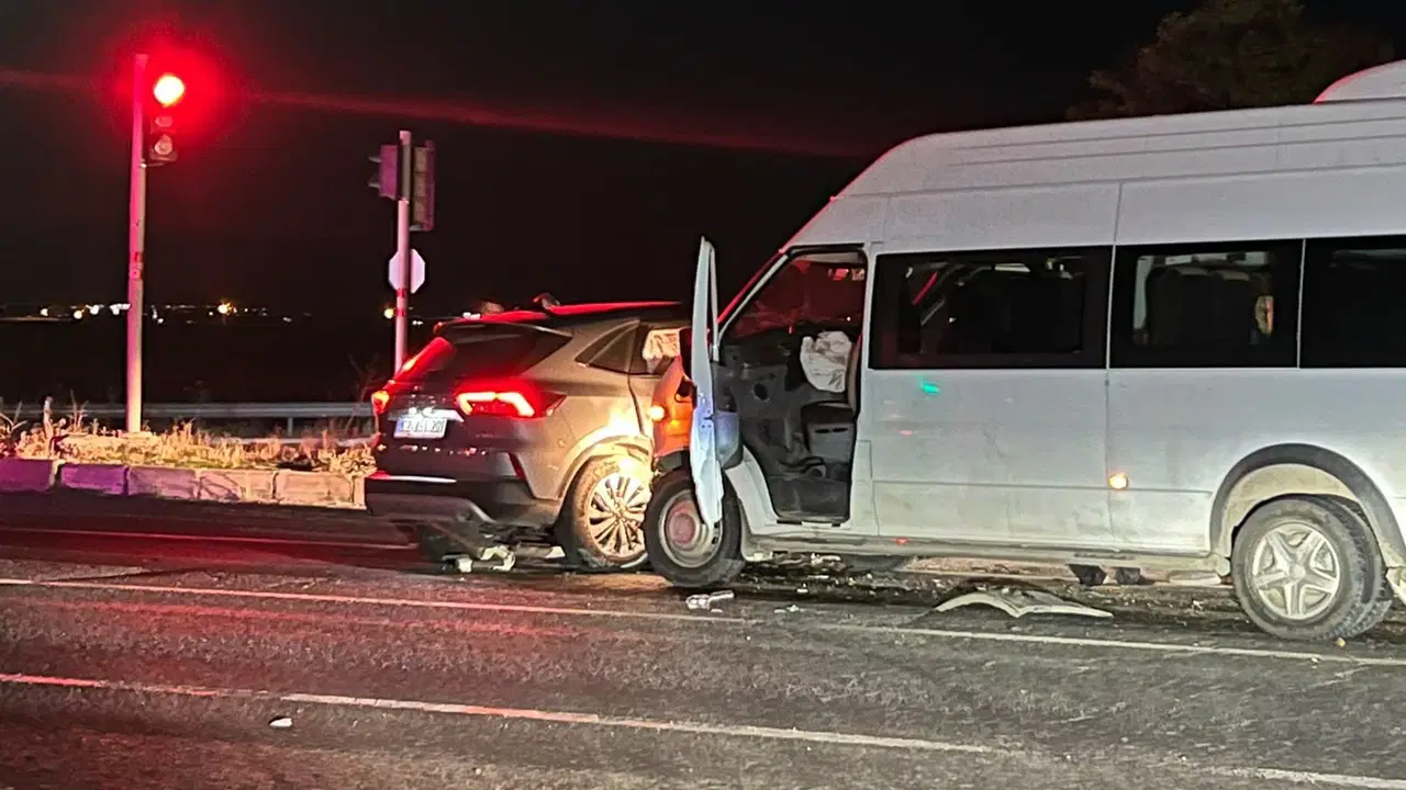 Adıyaman'da Otomobil ile Minibüs Çarpıştı: 15 Yaralı