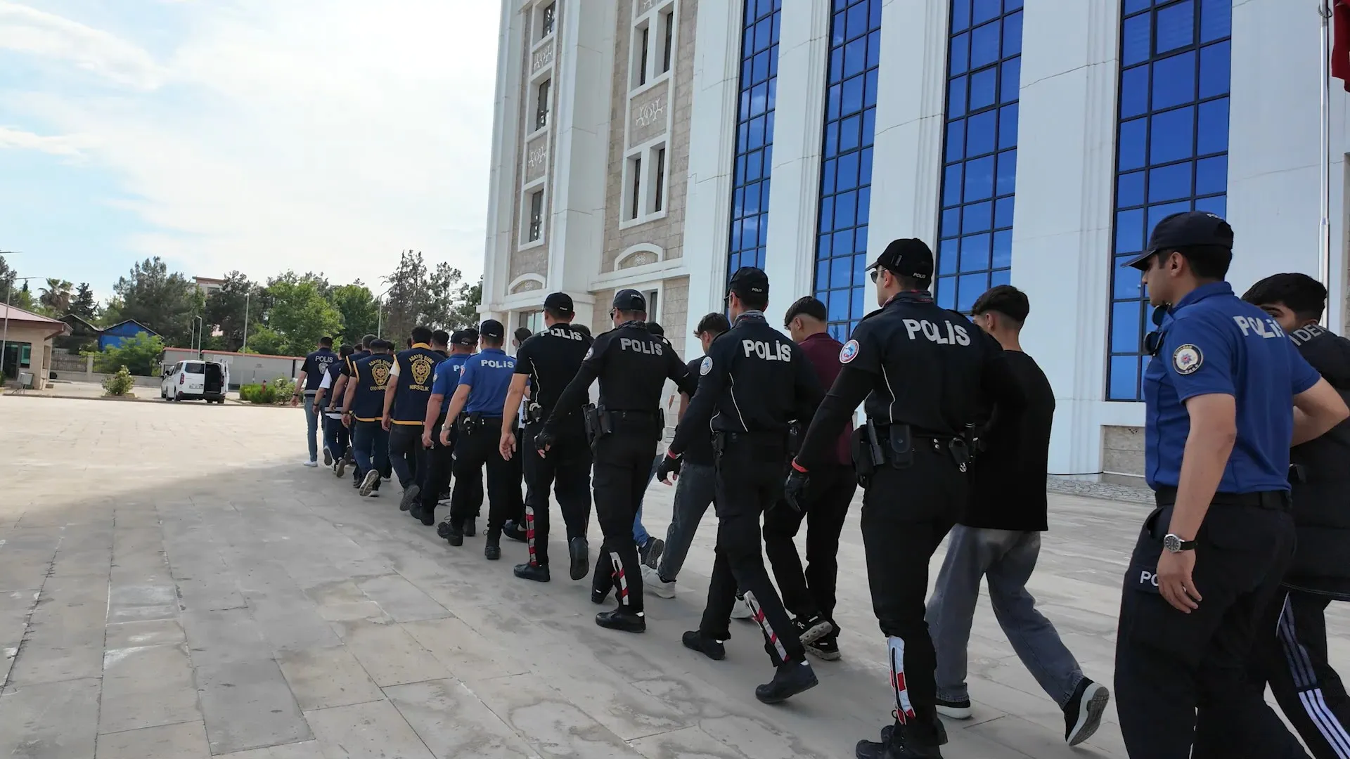 Adıyaman'da silah teşhirine operasyon: 14 gözaltı