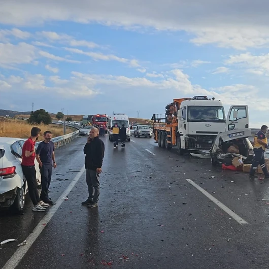 Adıyaman'da Zincirleme Kaza: 4 Araç Çarpıştı, 6 Yaralı