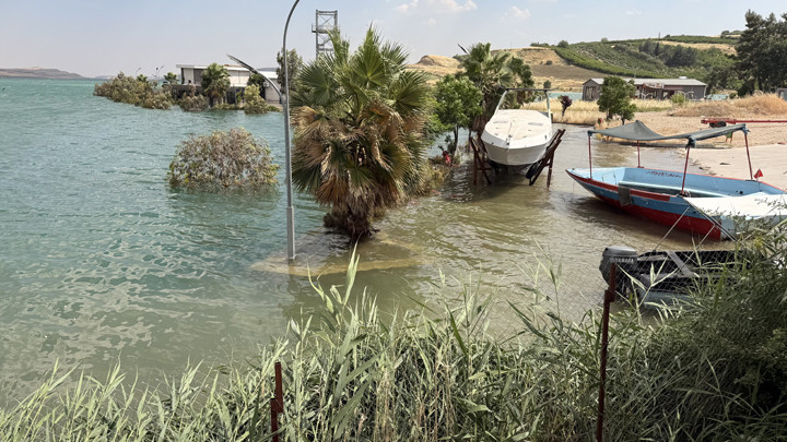 Adıyaman'da baraj taştı: İş yerleri ve yürüyüş yolları su altında