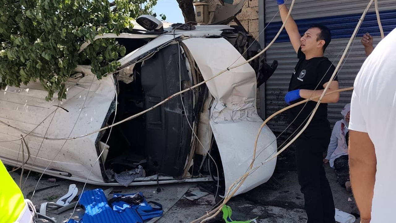 Adıyaman'da Hafif Ticari Araç Elektrik Direğine Çarptı: 9 Yaralı