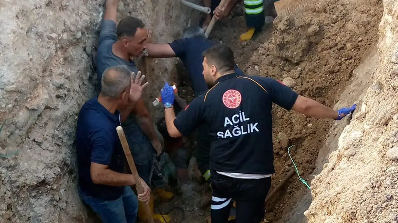 Adıyaman'da Kanalizasyon Kazısında Göçük Altında Kalan İşçi Kurtarıldı