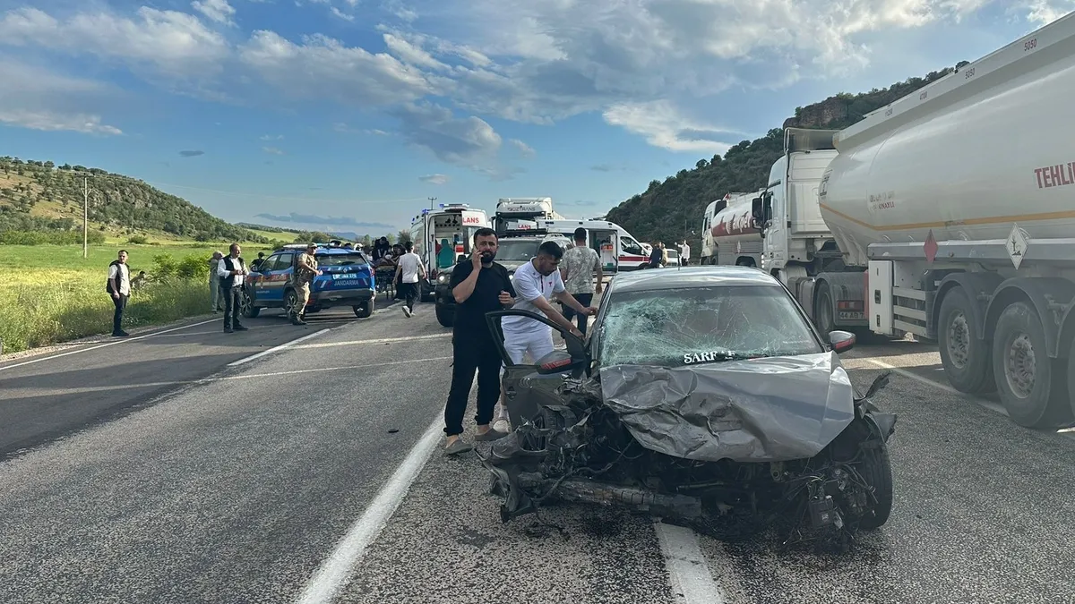 Adıyaman'da korkunç kaza: İki araç kafa kafaya çarpıştı, 4 kişi hayatını kaybetti