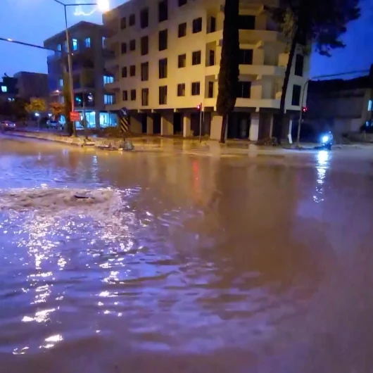 Adıyaman'da Sağanak Hayatı Felç Etti: Cadde ve Sokaklar Göle Döndü