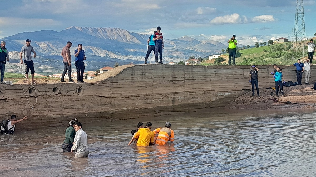 Adıyaman'da serinlemek için gölete giren iki çocuk boğuldu