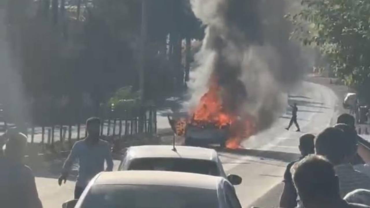 Adıyaman'da seyir halindeki otomobil alev alev yandı