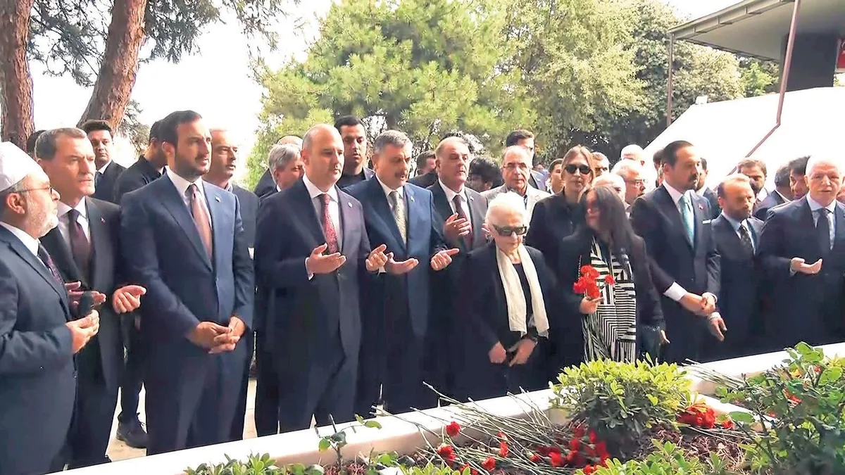 Adnan Menderes ve arkadaşları kabirleri başında anıldı: 'Sevgiyi darağacına çekemezsiniz