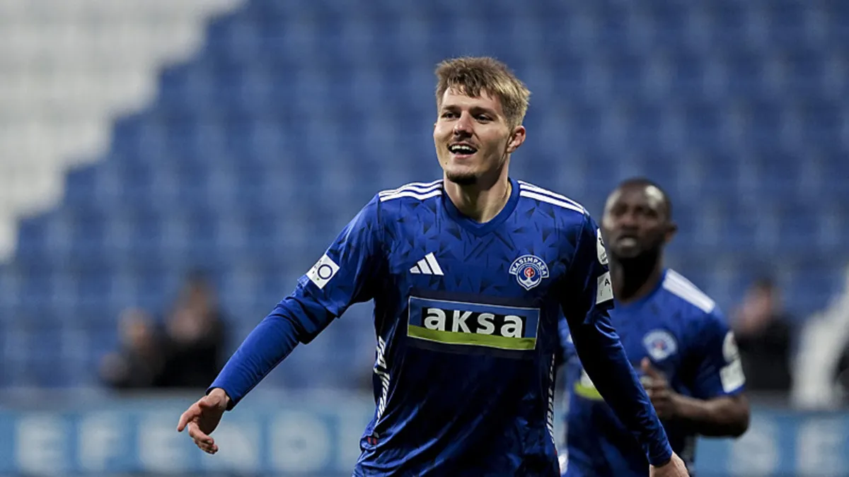 Adrian Benedyczak'tan Emre Belözoğlu'na veda mesajında teşekkür