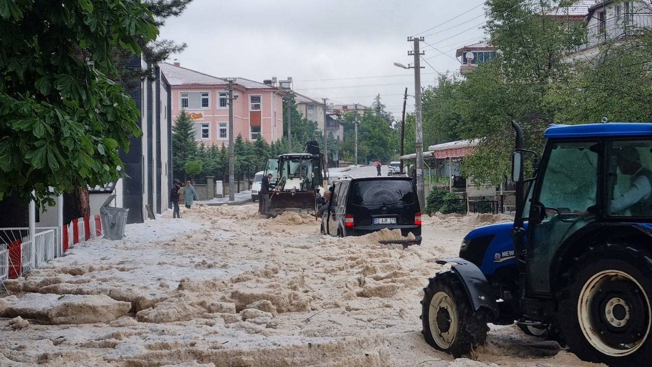 Afyon'da dolu yağışı yolları kapattı, bahçeleri vurdu