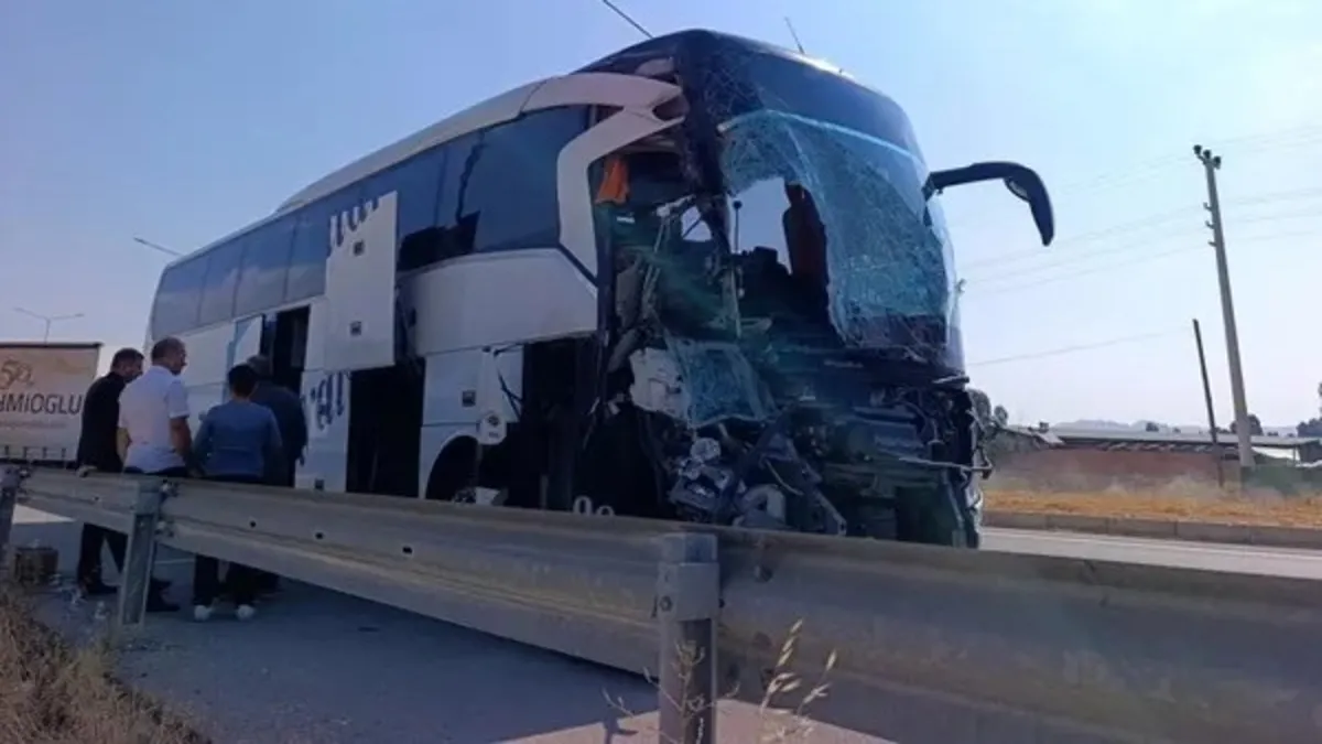 Afyon’da Otobüs-Kamyon Çarpışması: 1 Ölü, 15 Yaralı
