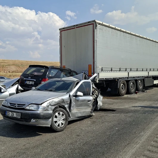 Afyonkarahisar'da Anız Yangını Zincirleme Kazaya Neden Oldu: 13 Araç, 3 Yaralı