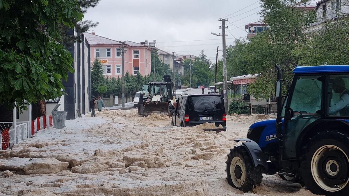 Afyonkarahisar'da dolu felaketi: Taşoluk'ta bahçeler zarar gördü, yollar kapandı