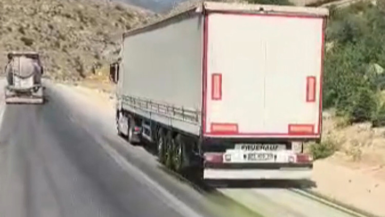 Yağmurda yola dökülen boya araçları mora boyadı: TIR sürücüsüne ceza