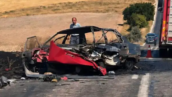 Afyonkarahisar'da kafa kafaya çarpışan araç alev aldı: 1 ölü, 2 yaralı