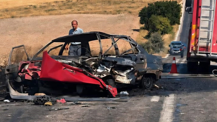 Afyonkarahisar'da feci kaza: Kafa kafaya çarpışan otomobil alev aldı, 1 ölü 2 yaralı