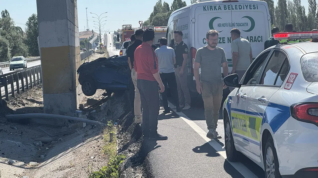 Afyonkarahisar'da bariyere çarpan otomobildeki çift öldü, bebekleri yaralandı