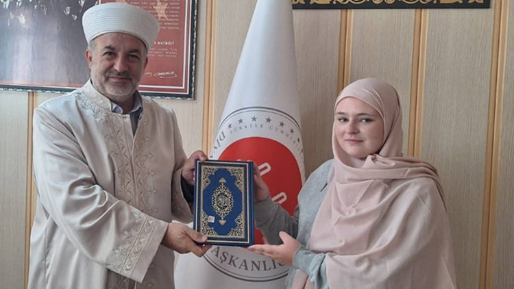 Afyonkarahisar'da Fransız kadın Müslüman oldu, 'Melek' adını aldı
