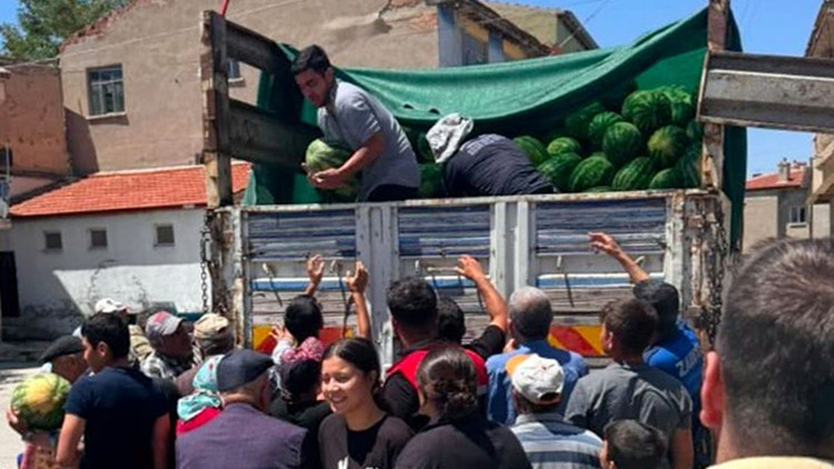 Afyonkarahisar'da Hayırseverden 35 Ton Karpuz İkramı
