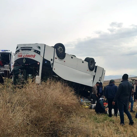 Afyonkarahisar'da feci kaza: 1 ölü, 27 yaralı, şoför gözaltında