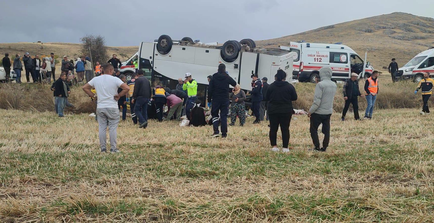 Afyonkarahisar'da midibüs şarampole devrildi: 25 yaralı