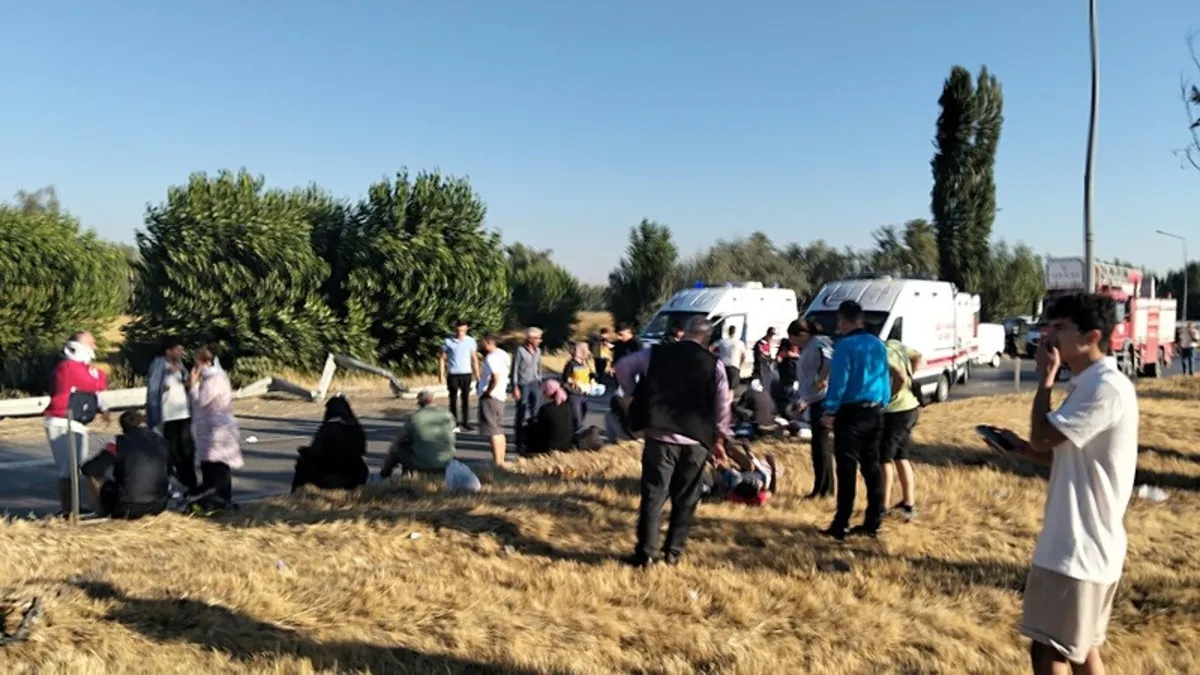 Afyonkarahisar'da otobüs devrildi: Çok sayıda yaralı var