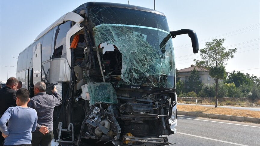 Afyonkarahisar'da Otobüs Kamyonete Çarptı: 1 Ölü, 15 Yaralı
