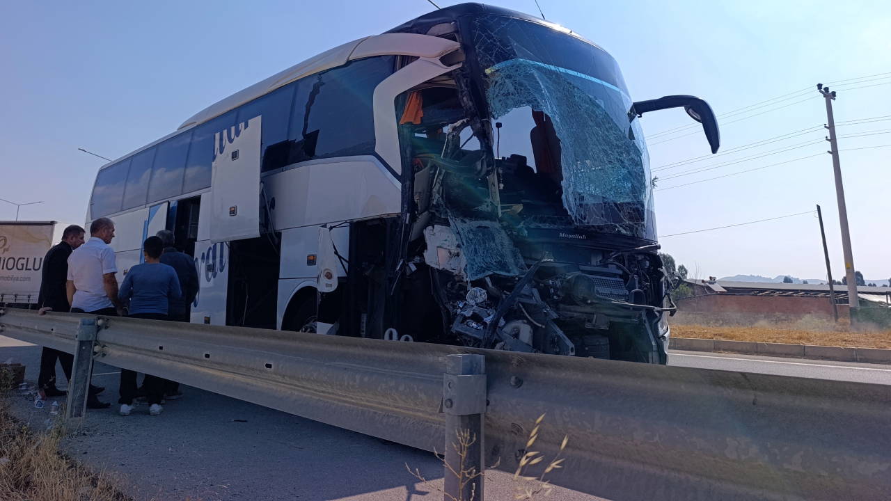 Afyonkarahisar'da otobüs kamyonete çarptı: 1 ölü, 15 yaralı