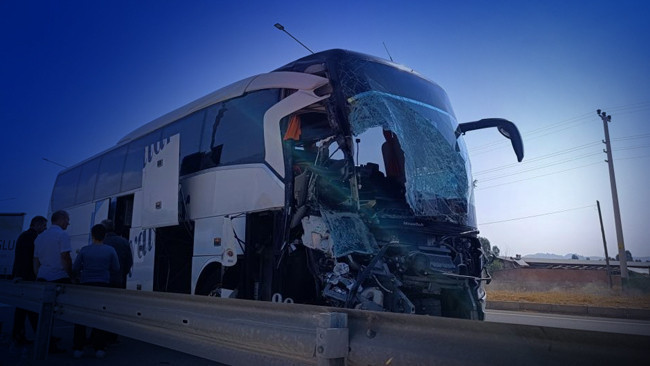Afyonkarahisar'da Otobüs Kamyonete Çarptı: 1 Ölü, 15 Yaralı
