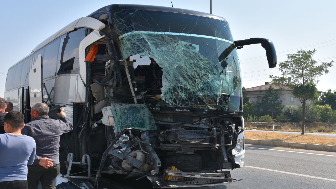 Afyonkarahisar'da Otobüs Kamyonete Çarptı: 1 Ölü, 15 Yaralı