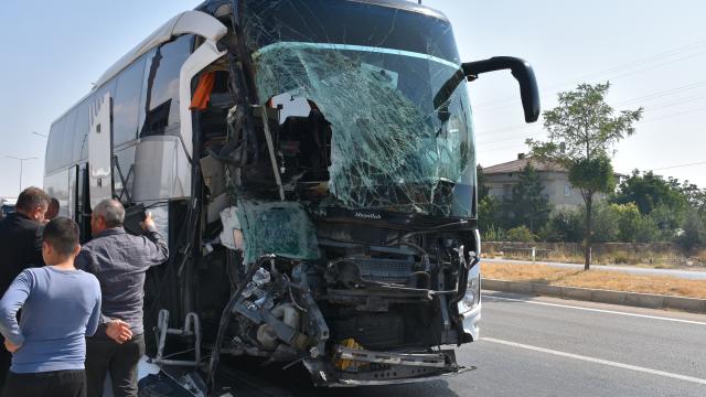 Afyonkarahisar'da Otobüs Kamyonete Çarptı: 1 Ölü, 15 Yaralı
