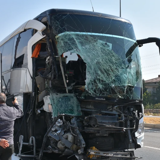 Afyonkarahisar'da Otobüs Kazası: 1 Ölü, 15 Yaralı