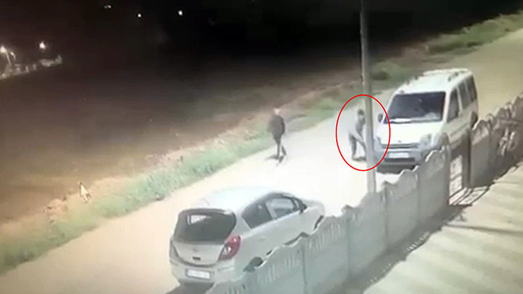 Afyonkarahisar'da Park Halindeki Araçlara Lastik Kesen Vandal Kamerada