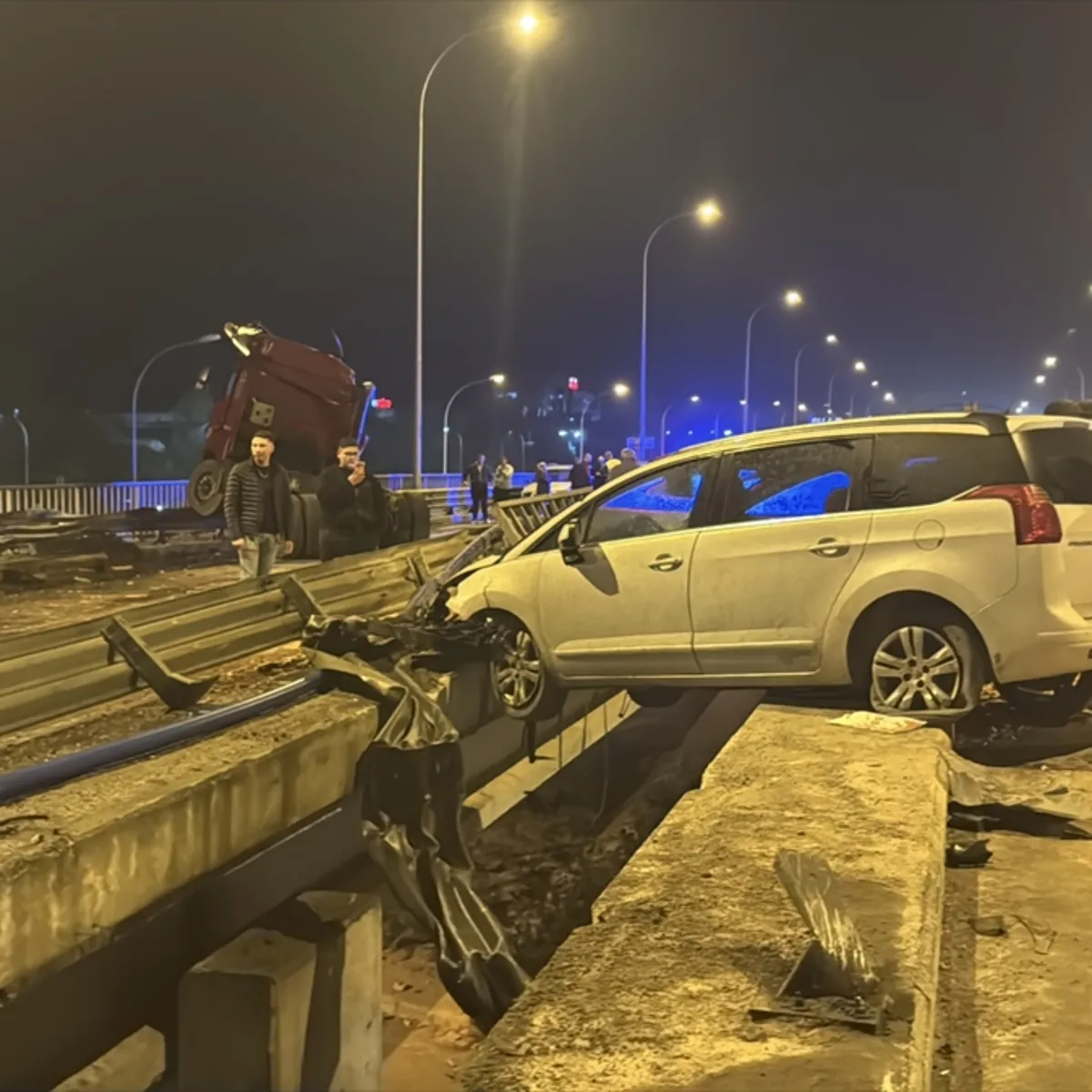 Afyonkarahisar'da tuğla yüklü TIR dehşeti: 1 ölü, 7 yaralı