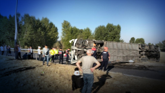 Afyonkarahisar'da Yolcu Otobüsü Devrildi: Çok Sayıda Yaralı Var