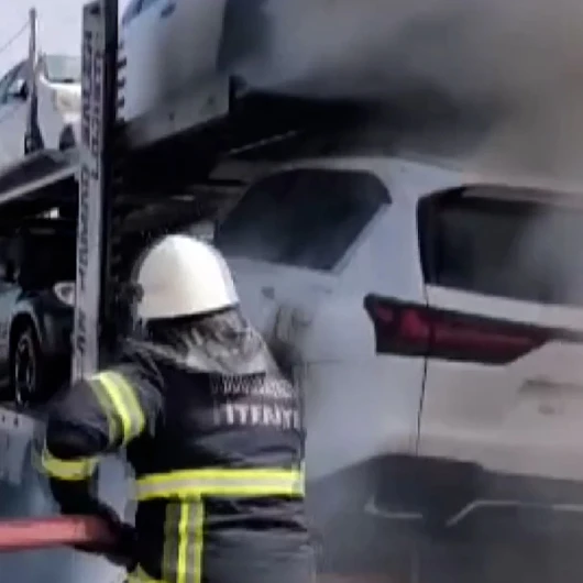 Ağrı'da Tır Yangını: Sıfır Araçlar Alevlere Teslim Olmaktan Son Anda Kurtuldu