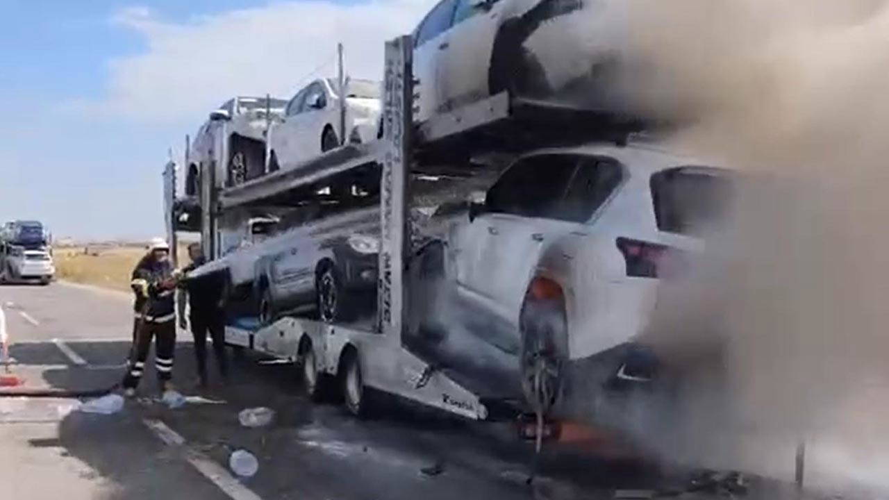 Ağrı'da Otomobil Yüklü TIR'da Yangın Paniği