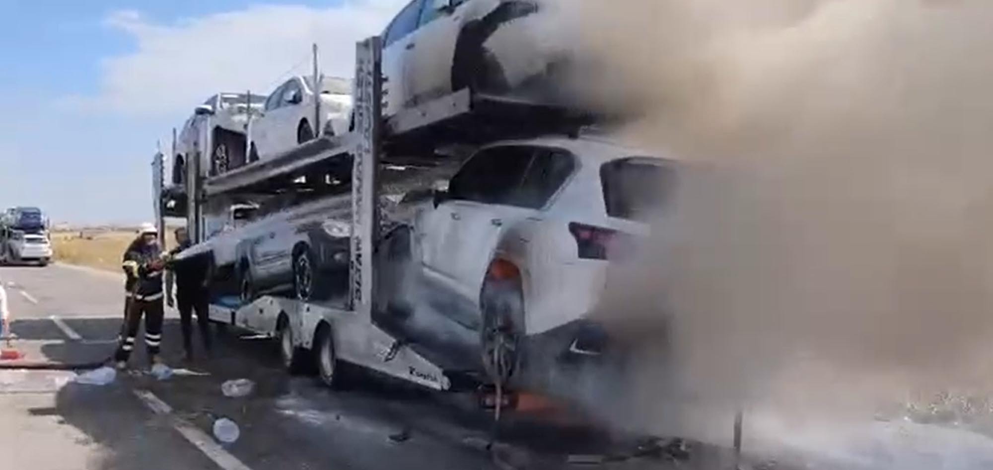 Ağrı'da Otomobil Yüklü TIR Alevlere Teslim Oldu