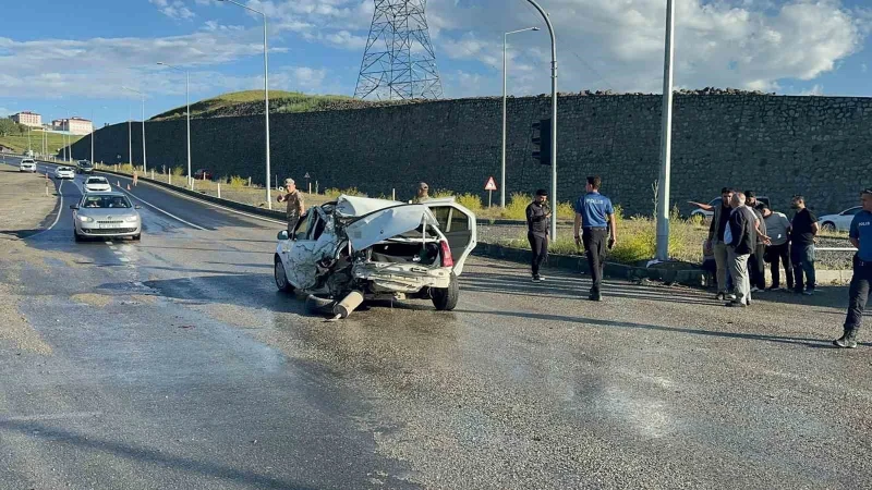 Ağrı'da freni boşalan kamyonet otomobile çarptı: 2 yaralı
