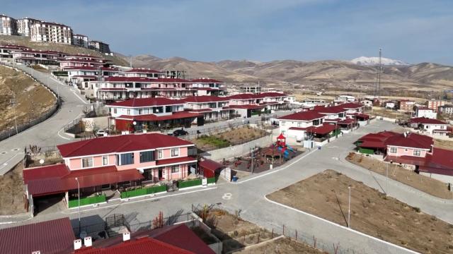 Ahıska Türkü Aileler Ahlat'taki Yeni Evlerine Yerleşiyor