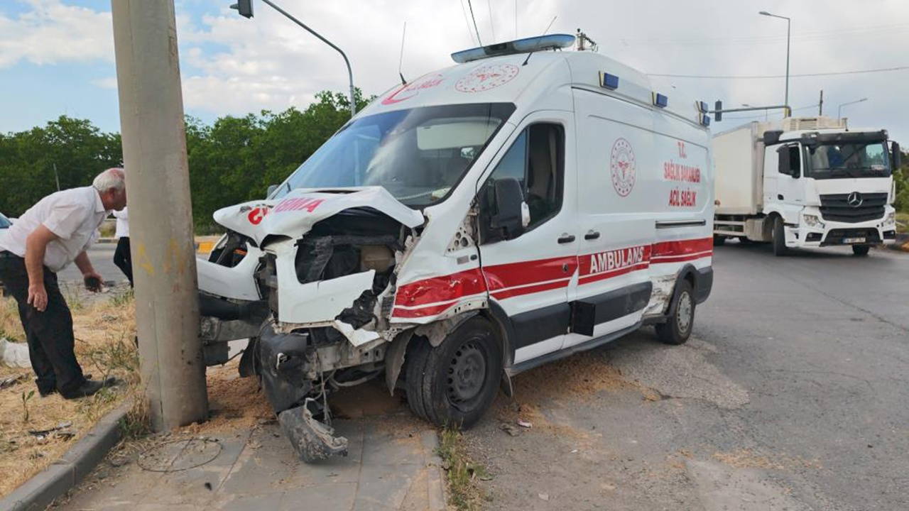 Ahlat'ta Ambulans ile Otomobil Çarpıştı: 10 Yaralı