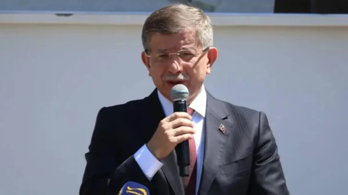 Ahmet Davutoğlu, 'Cumhurbaşkanına hakaret' soruşturması kapsamında adliyede