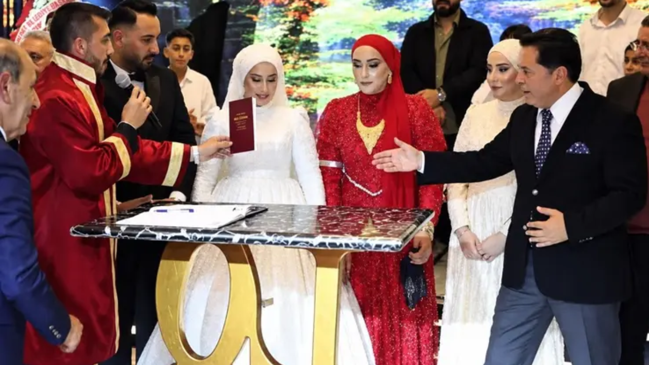 Ahmet Özer düğünde nikah memuruna müdahale etti