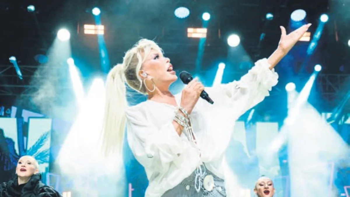 Ajda Pekkan, Bursa Konserinin Gelirini Sokak Hayvanlarına Bağışladı