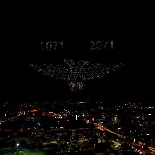 AK Parti 25. Yılını Dron Gösterisiyle Kutladı: Çift Başlı Kartal ve '1071-2071' Mesajı