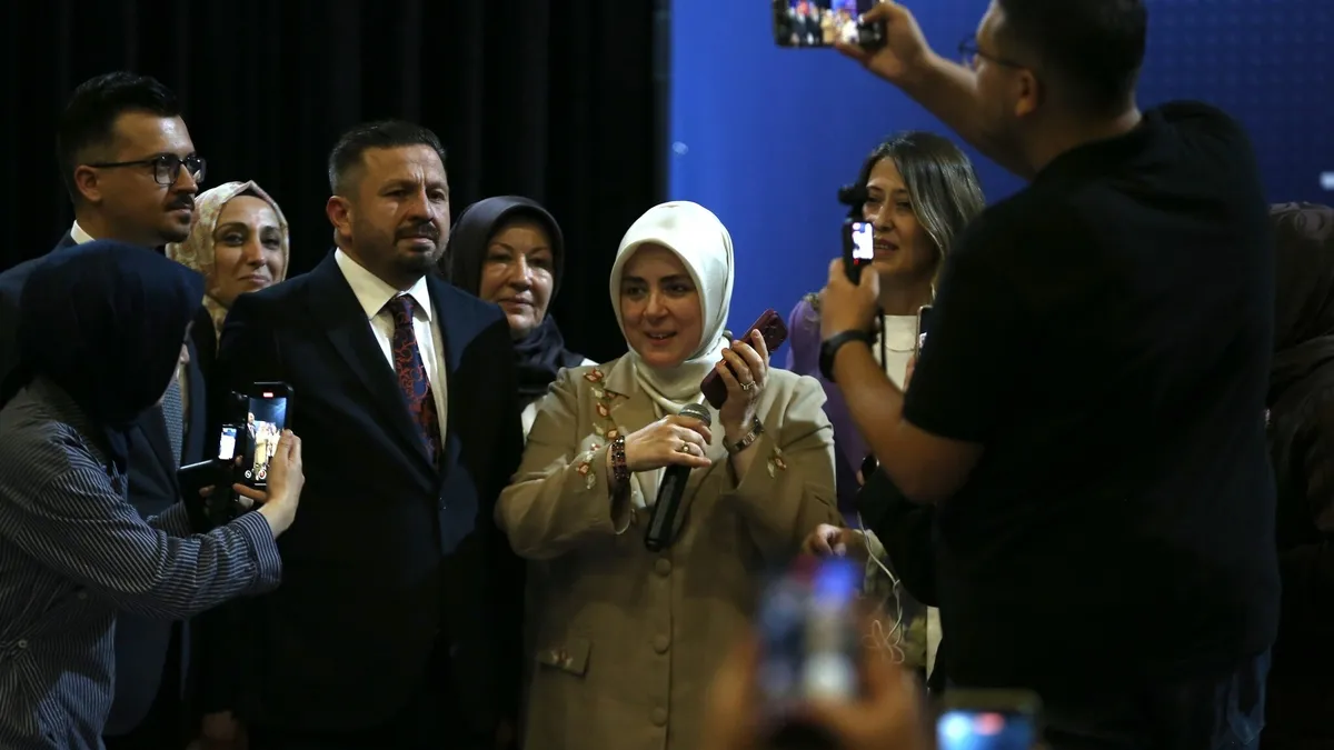 AK Parti Balıkesir'de Kadın Buluşması: Erdoğan Telefonla Katıldı