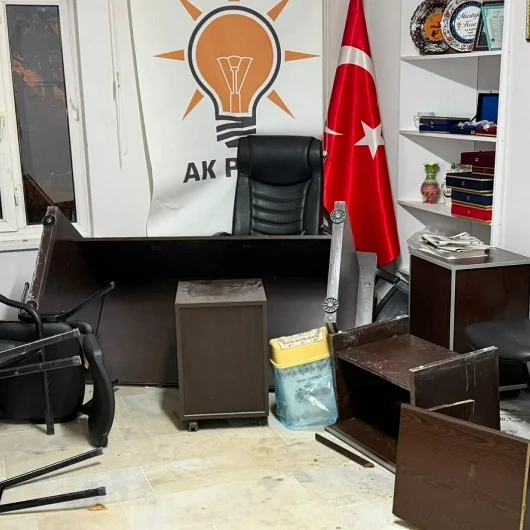 AK Parti Emet İlçe Başkanlığına Silahlı Saldırı: Camlar Kırıldı