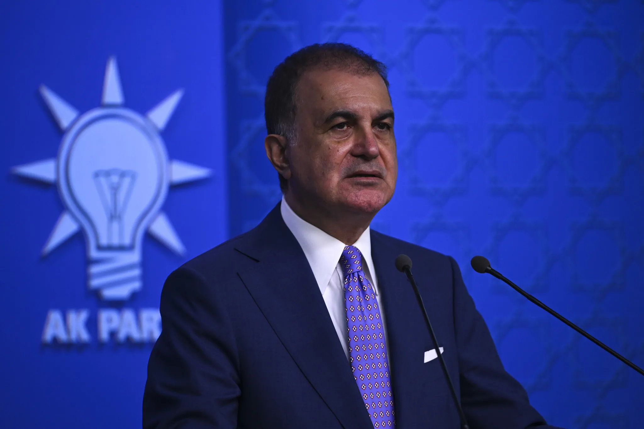AK Parti'den Özgür Özel'e Sert Yanıt: Siyaset Adabıyla Sorunları Var