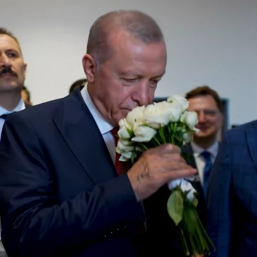 AK Partili gençlerden Cumhurbaşkanı Erdoğan'a beyaz gül sürprizi
